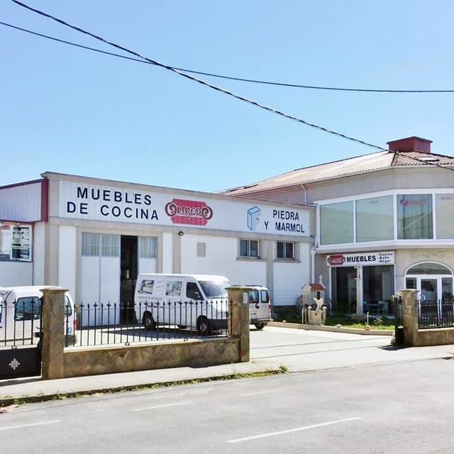Fábrica y tienda de muebles en Noia